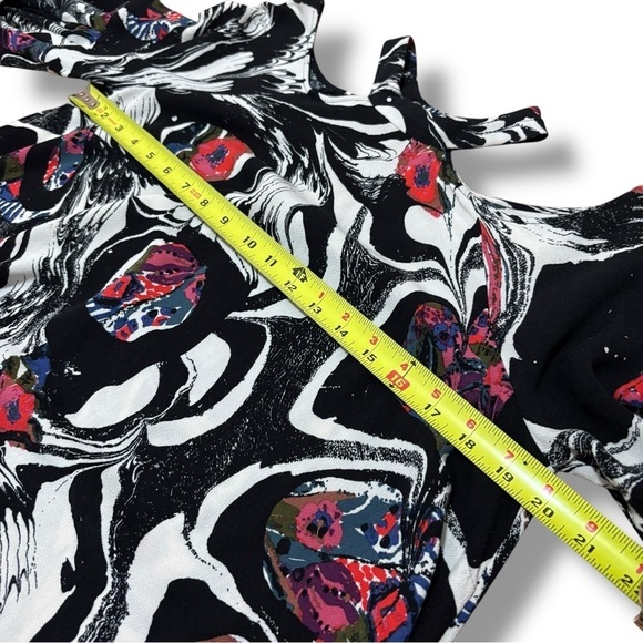 Free People Black White Red Drift Away Cold Shoulder Tunic Top - Size XSmall - Picture 6 of 11